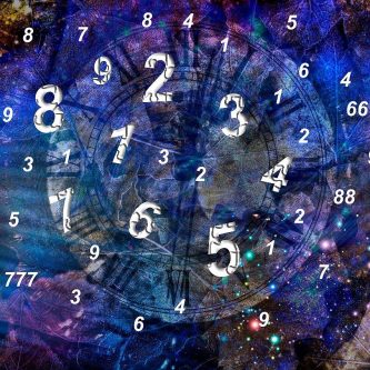Slika prikazuje numeroloske simbole i brojeve, ilustrujuci koncept numerologije karmički broj.